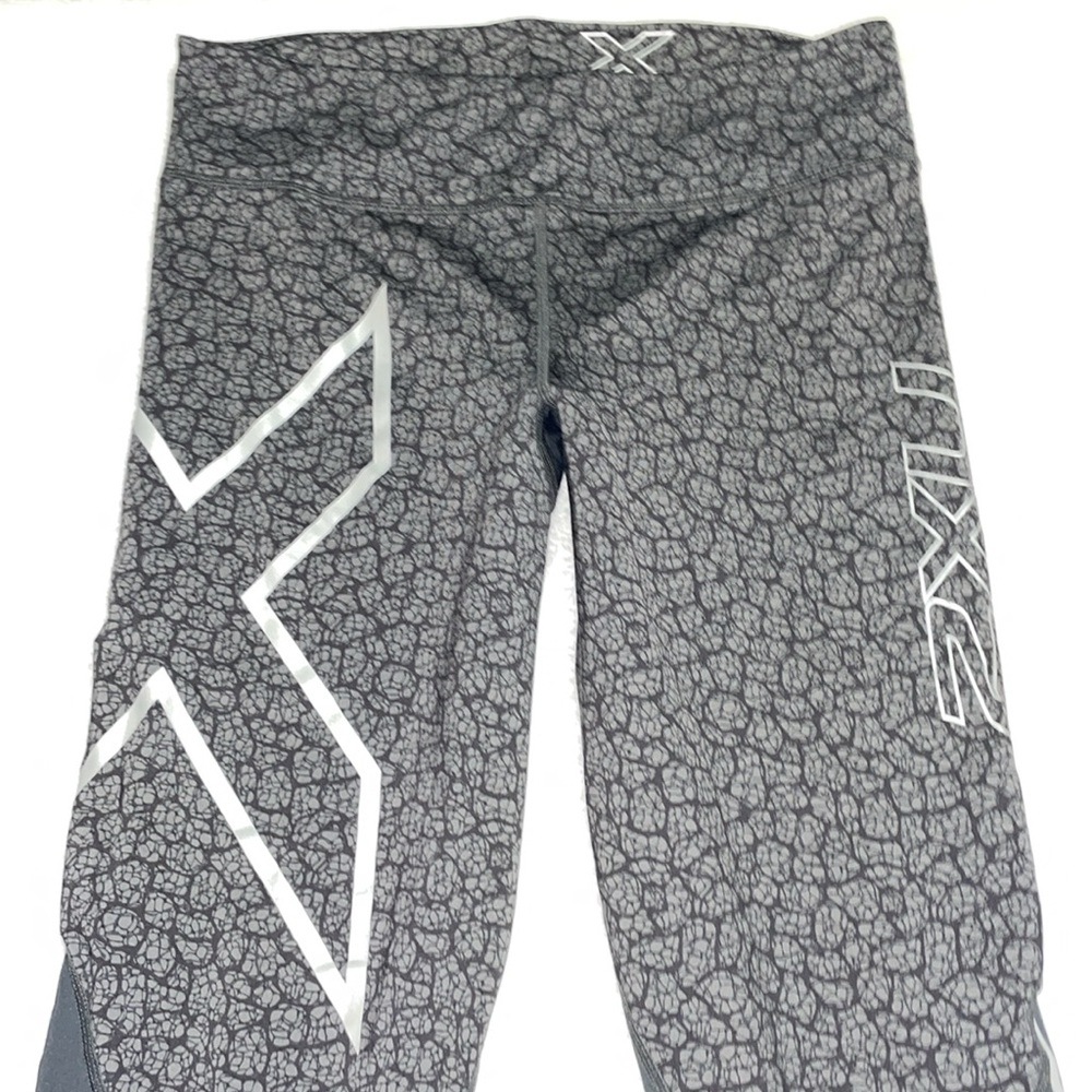 2XU Gray Patterned Compression Leggings with White Logos